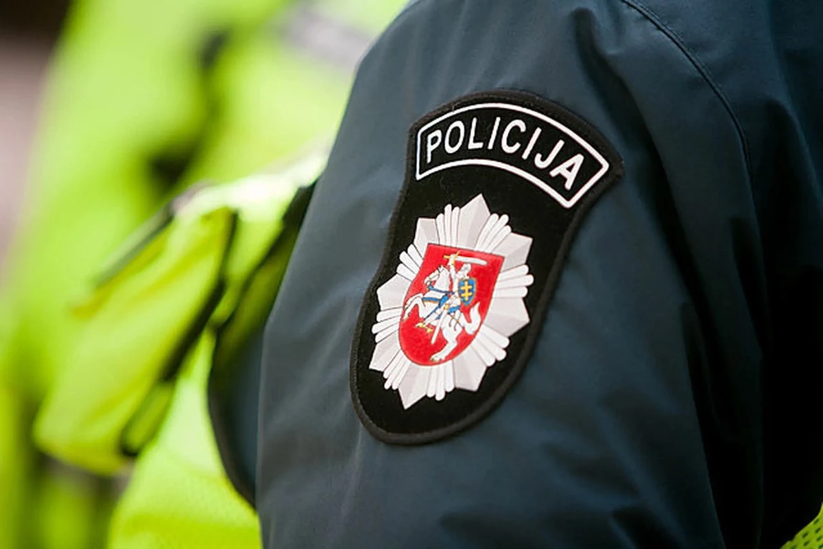 L'auto è spenta in sosta: devi mostrare la patente alla polizia?
