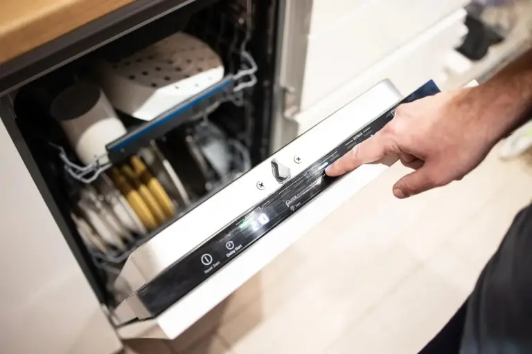 Lavastoviglie: 3 errori che trasformano il tuo elettrodomestico in un pozzo senza fondo di energia