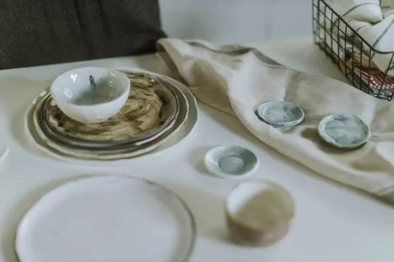 La Verità Nascosta: Come Riconoscere la Porcellana Vera dalla Ceramica in un Istante