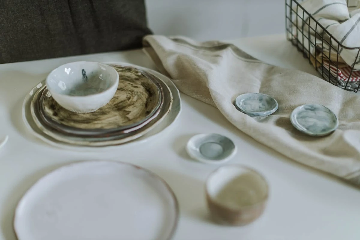 La Verità Nascosta: Come Riconoscere la Porcellana Vera dalla Ceramica in un Istante