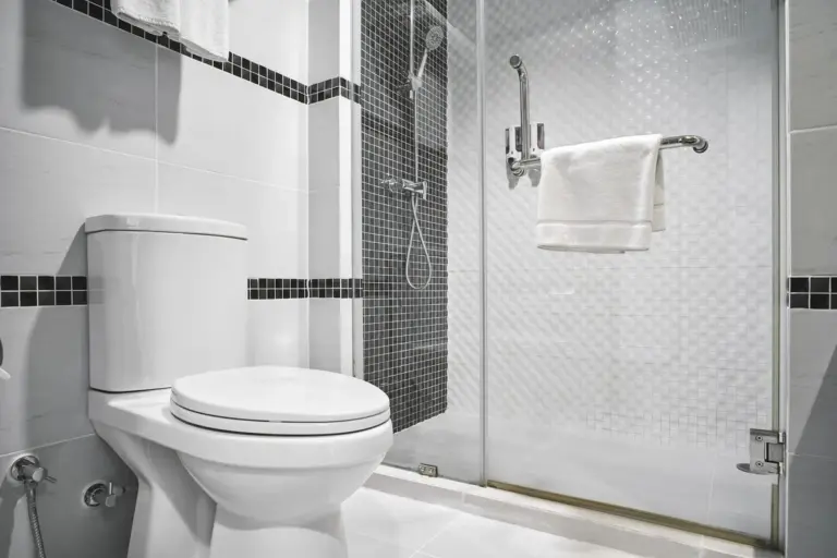 L'ultima moda degli hotel fa infuriare i viaggiatori: c'è il bagno, ma mancano le porte