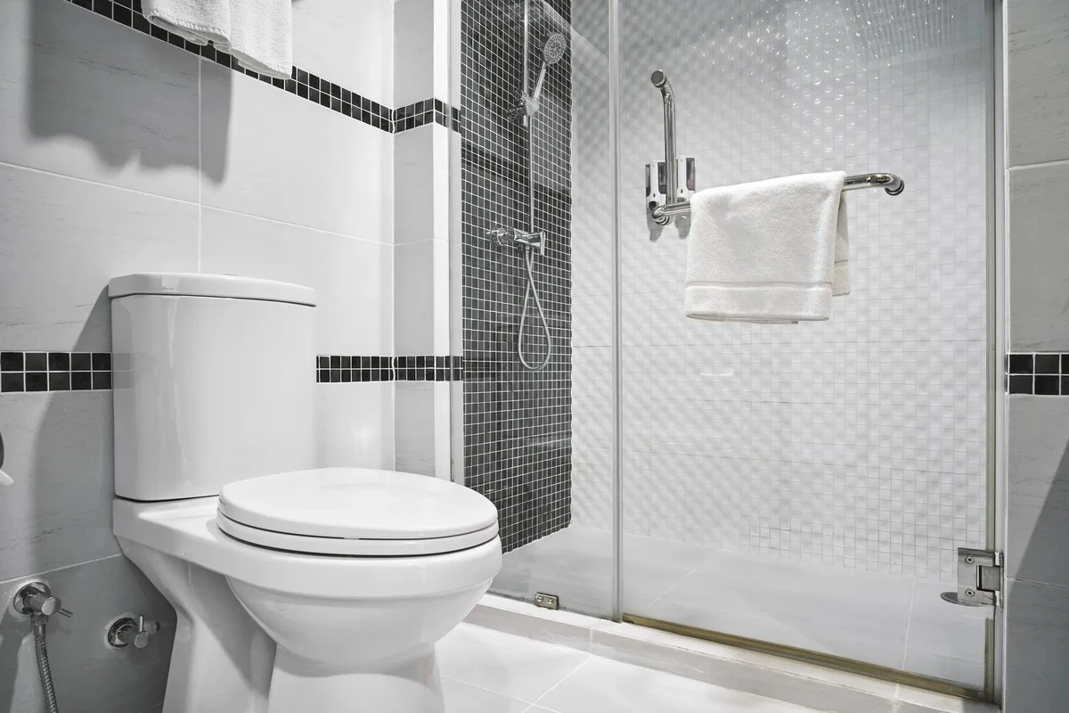 L'ultima moda degli hotel fa infuriare i viaggiatori: c'è il bagno, ma mancano le porte