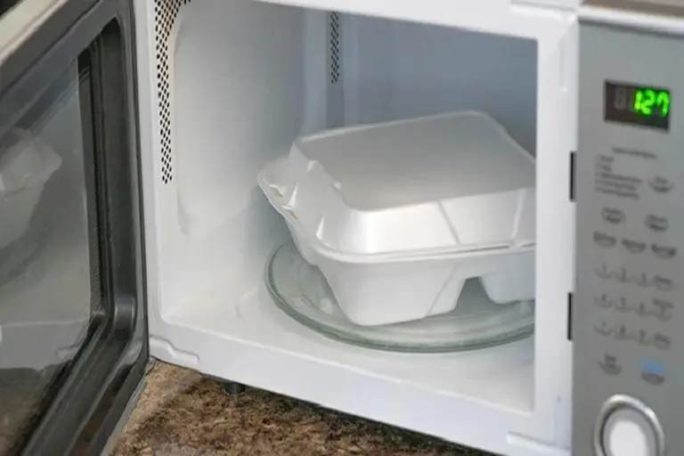 Metalli, plastica e altro: 5 materiali da non mettere MAI nel microonde