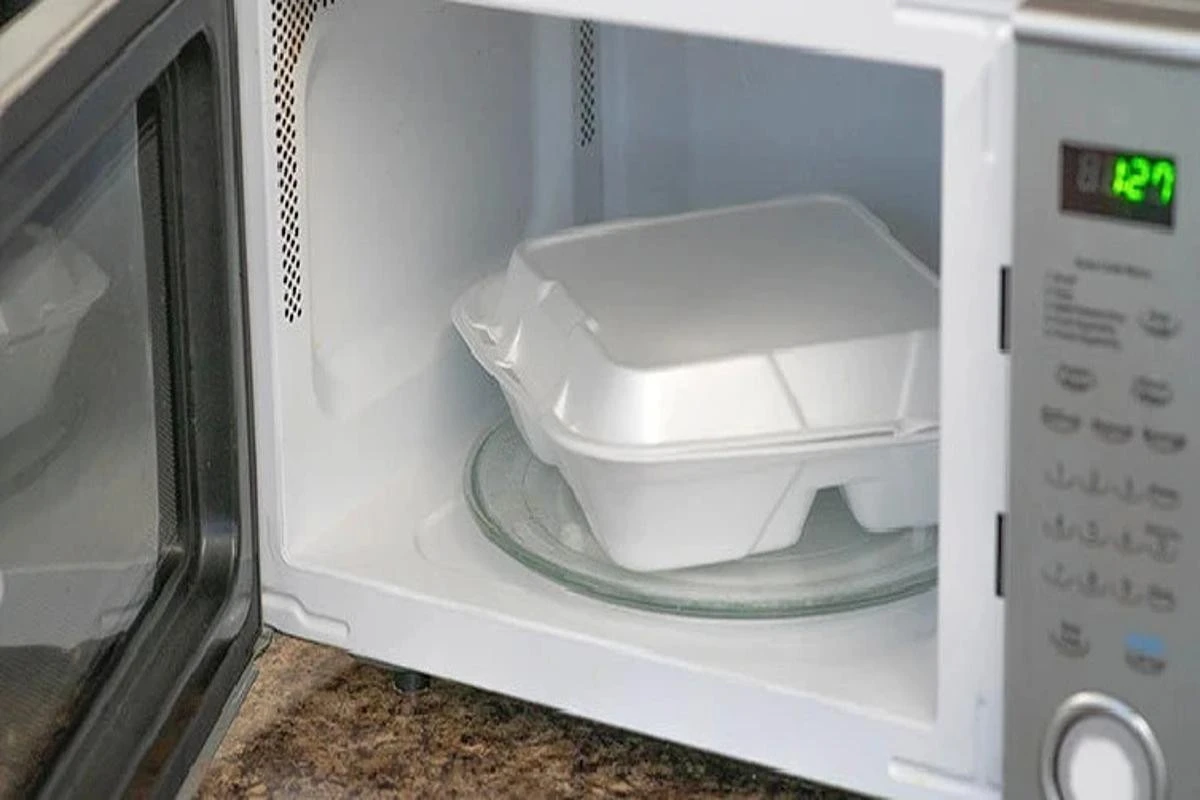 Metalli, plastica e altro: 5 materiali da non mettere MAI nel microonde