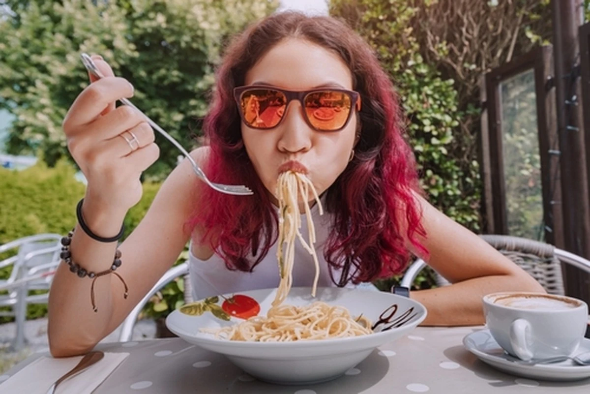 Mia nonna mi fermò con una frase a tavola: ora mastico sempre diversamente
