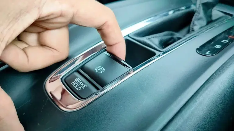 Nuovi fari di controllo: perché il 60% dei conducenti spegne i sistemi di sicurezza dell'auto