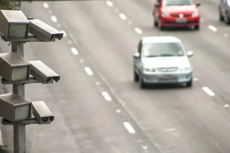 Nuovi radar contro autovelox in Lettonia: attenzione ai limiti di velocità e ai controlli estesi