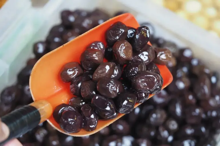 Olive nere: ecco come riconoscere quelle mature al sole da quelle colorate chimicamente