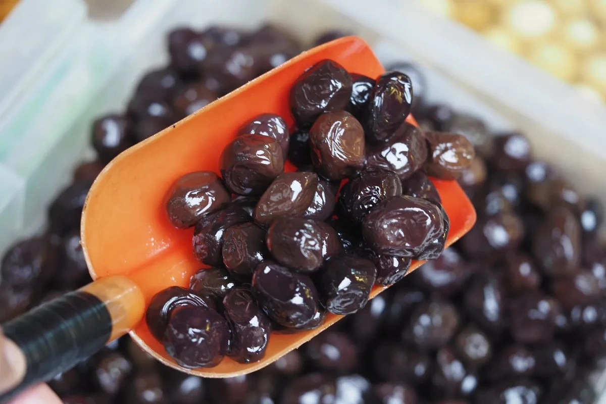 Olive nere: ecco come riconoscere quelle mature al sole da quelle colorate chimicamente