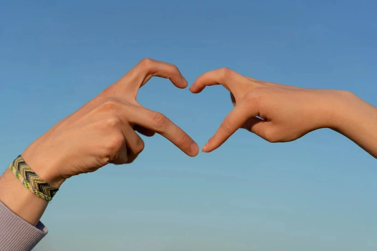 Oroscopo d'Amore dal 23 Febbraio al 1 Marzo: Temporali Passionali, Confessioni Inaspettate e Punti di Svolta nei Rapporti