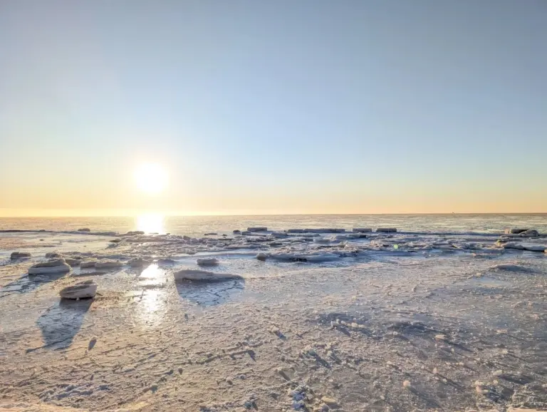 Palanga ghiacciata: il mare d'inverno regala uno spettacolo d'oro sul Baltico