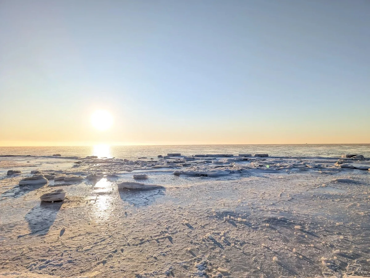 Palanga ghiacciata: il mare d'inverno regala uno spettacolo d'oro sul Baltico