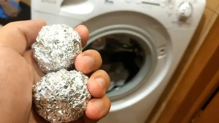 Palline di carta stagnola in lavatrice: il trucco che rivoluziona il bucato rendendo i capi più morbidi e senza elettricità statica