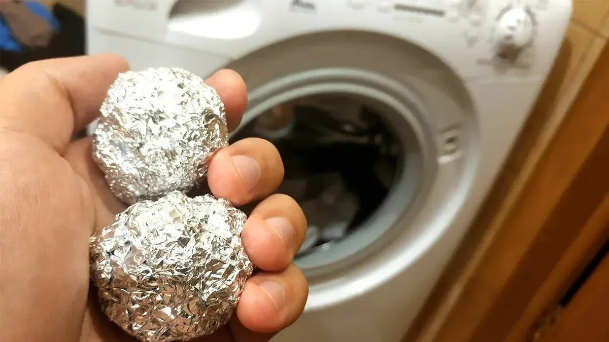 Palline di carta stagnola in lavatrice: il trucco che rivoluziona il bucato rendendo i capi più morbidi e senza elettricità statica