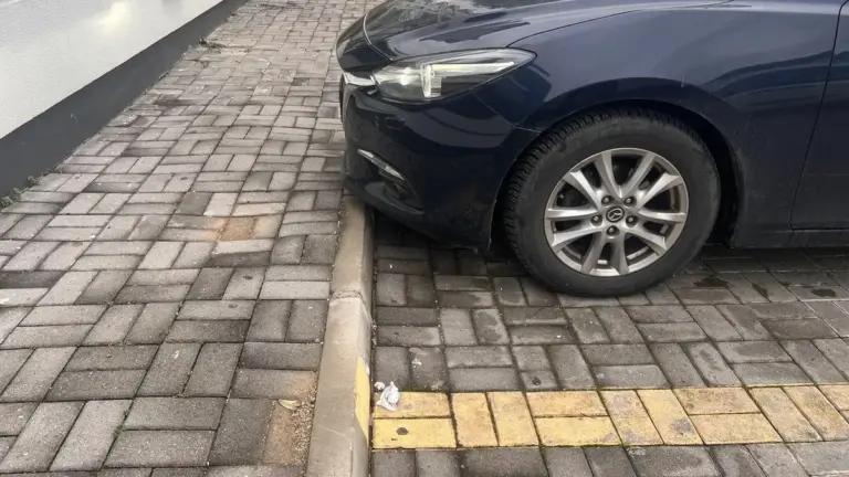 Parcheggiare come un professionista: la regola dello specchietto per evitare danni al paraurti