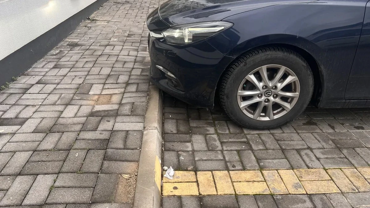 Parcheggiare come un professionista: la regola dello specchietto per evitare danni al paraurti