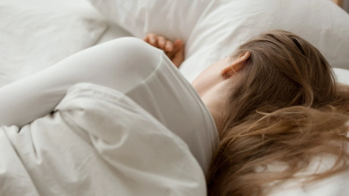 Perché dormire con la testa rivolta verso la porta può rovinarti il sonno (e non te ne accorgi)