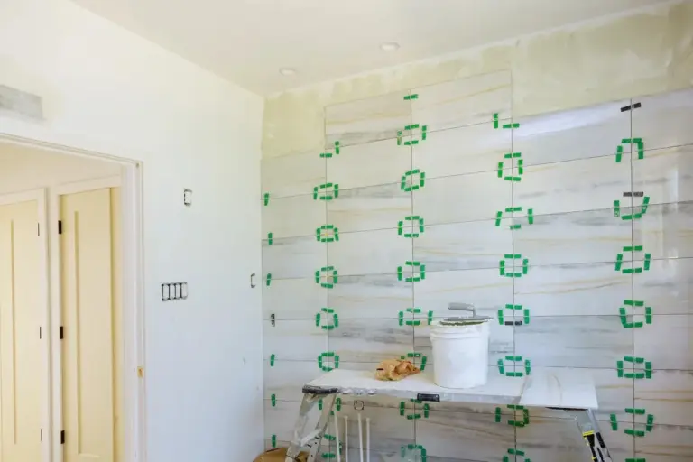 Perché i designer abbandonano le piastrelle in bagno: 5 alternative moderne per la tua casa
