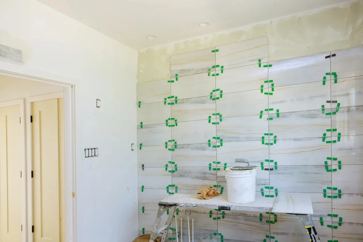 Perché i designer abbandonano le piastrelle in bagno: 5 alternative moderne per la tua casa