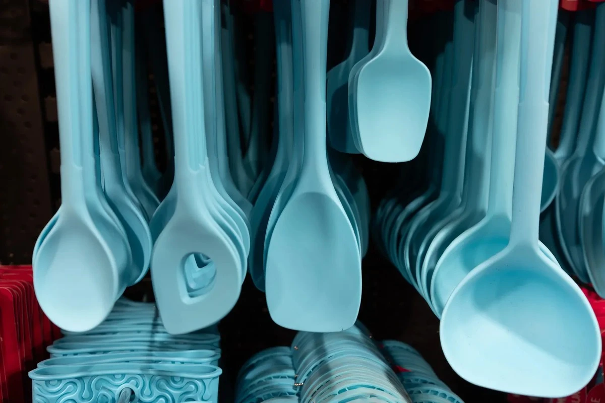 Perché il cucchiaio di silicone batte quello in metallo in cucina: la verità che cambierà il tuo modo di cucinare