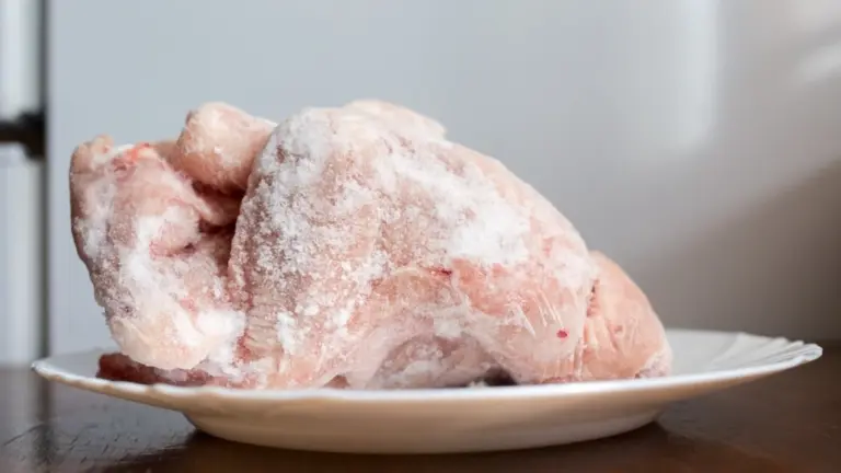 Perché la carne congelata brucia fuori e rimane cruda dentro: la spiegazione scientifica che nessuno ti dice