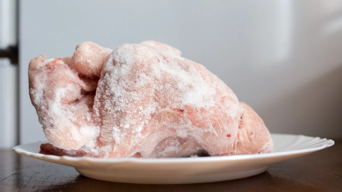 Perché la carne congelata brucia fuori e rimane cruda dentro: la spiegazione scientifica che nessuno ti dice