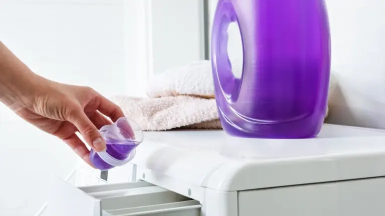 Polvere vs. Liquido: La Battaglia dei Detersivi in Lavatrice (e Come Scegliere il Vincitore)