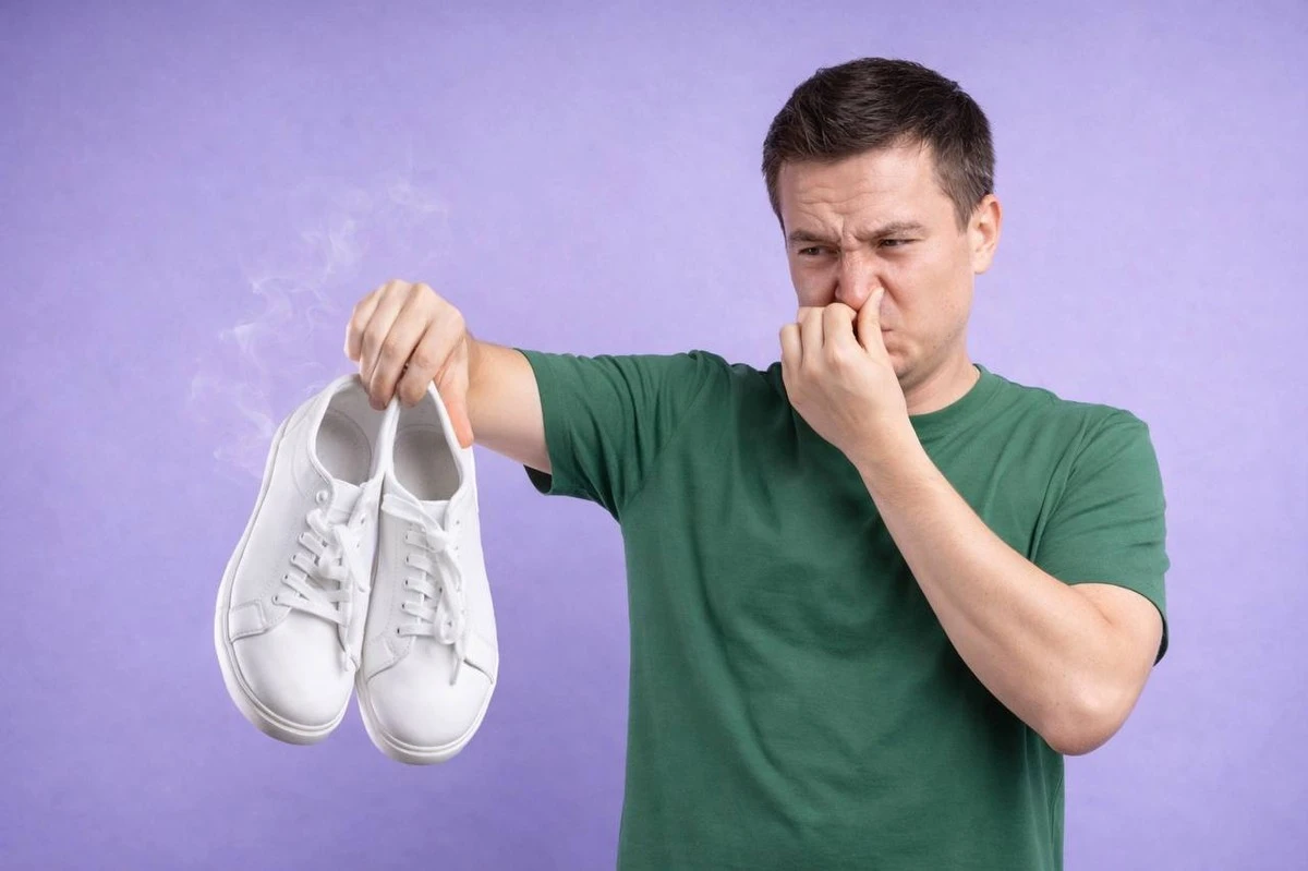 Scarpe fetide? 4 rimedi rapidi che funzionano (e che hai già in casa)