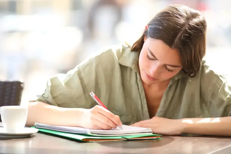 Scrivere a mano: perché le scuole europee stanno riscoprendo la penna e abbandonando la tastiera