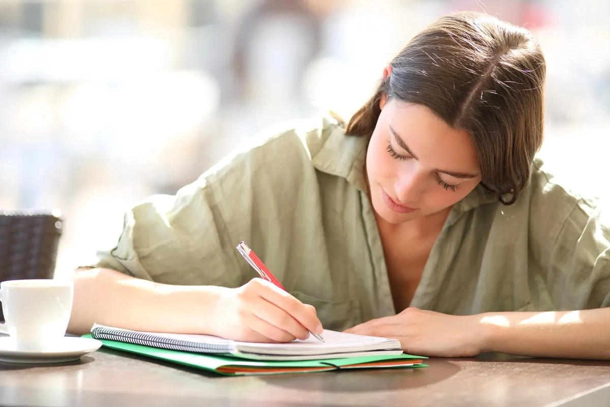 Scrivere a mano: perché le scuole europee stanno riscoprendo la penna e abbandonando la tastiera