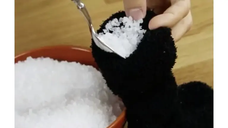 Stop alle finestre appannate: il trucco del nonno con una vecchia calza, ecco come