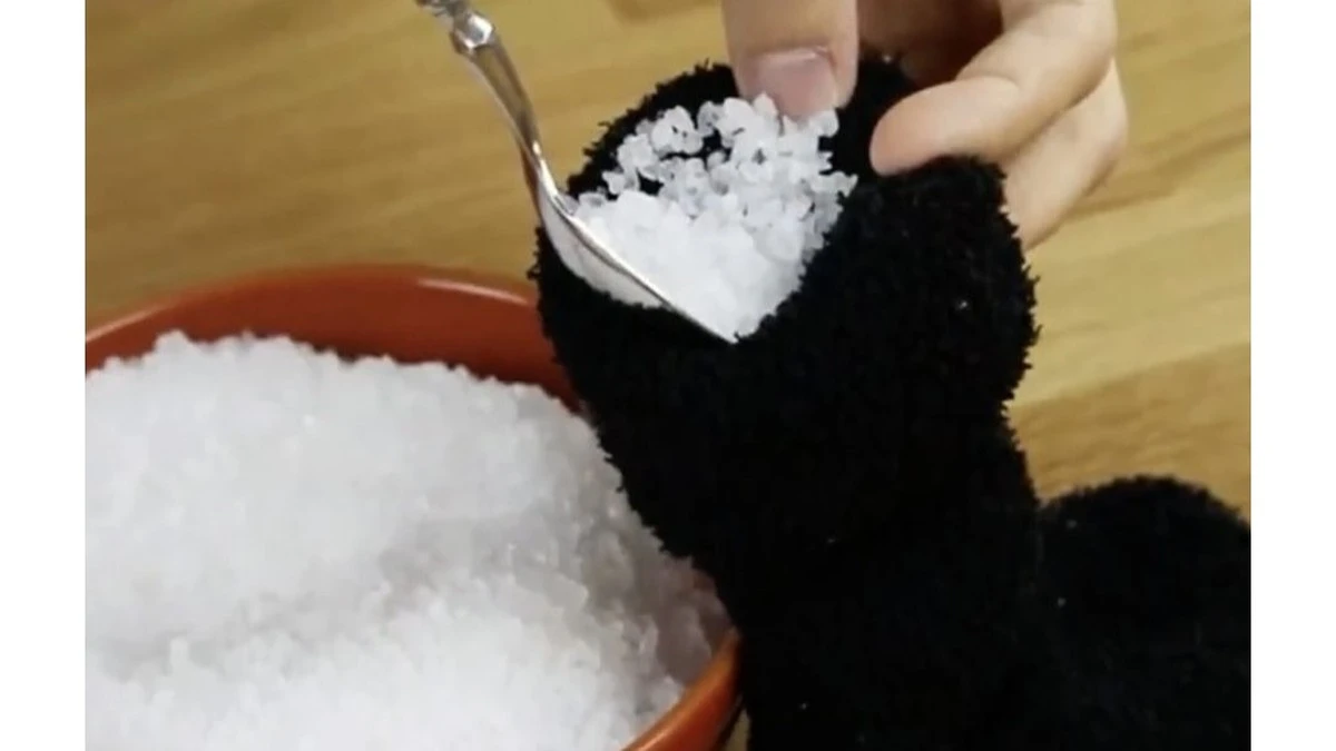 Stop alle finestre appannate: il trucco del nonno con una vecchia calza, ecco come