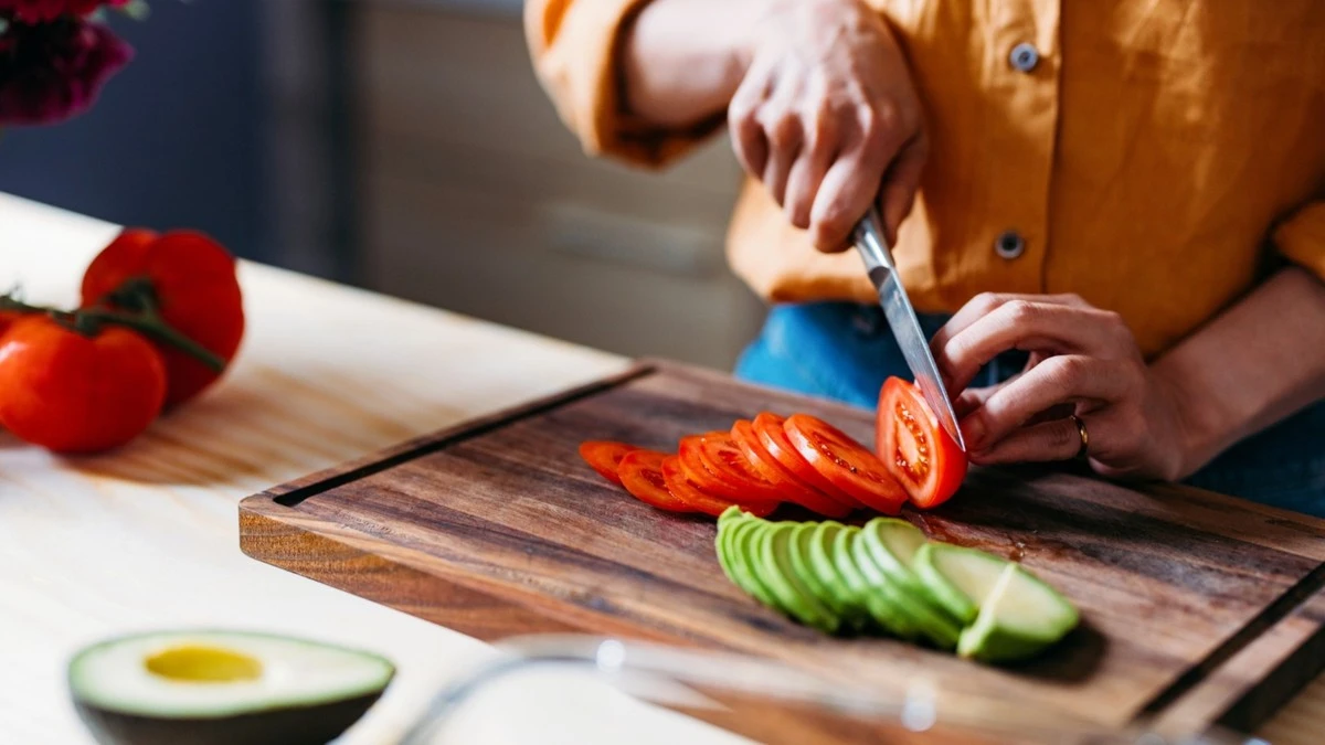 Tagliere di Legno o Plastica: Quale Scegliere per una Cucina Sana e Funzionale