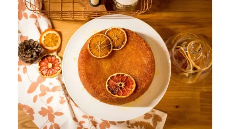 Torta all'arancia e rosmarino: il segreto mediterraneo per un dolce indimenticabile