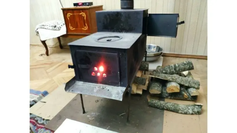 Un trucco da 5 secondi per accendere la stufa a legna senza fumo (lo sanno solo i maestri spazzacamini)