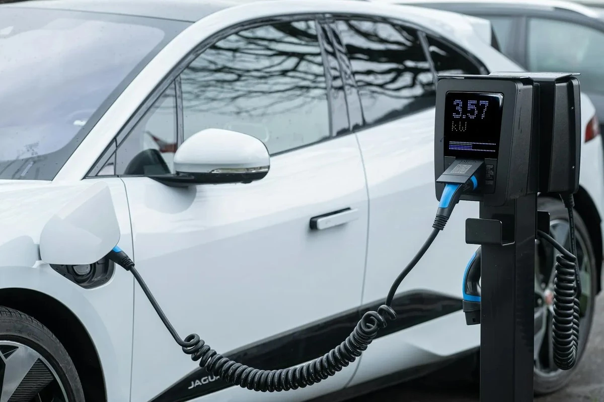 Auto elettriche in Lituania: boom di interesse per i prezzi del carburante