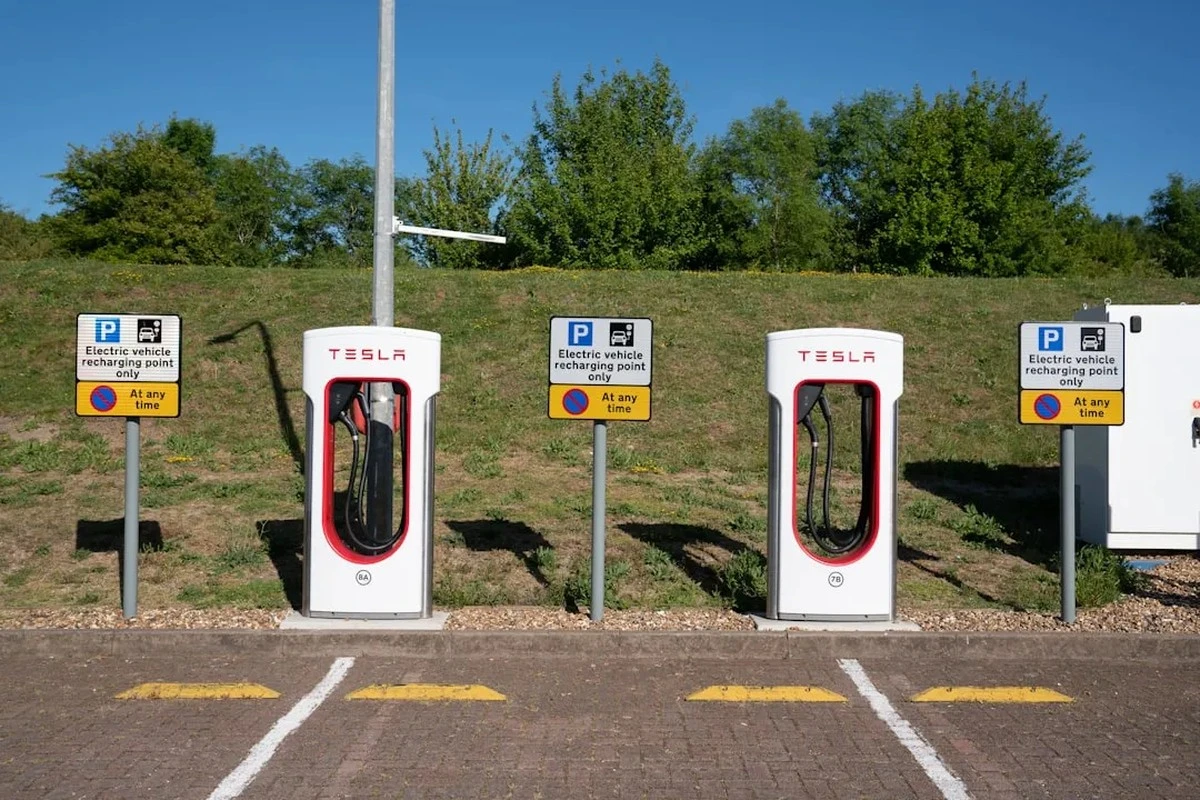 Carburante alle stelle: il sorprendente vantaggio inatteso per i proprietari di auto elettriche in Lituania