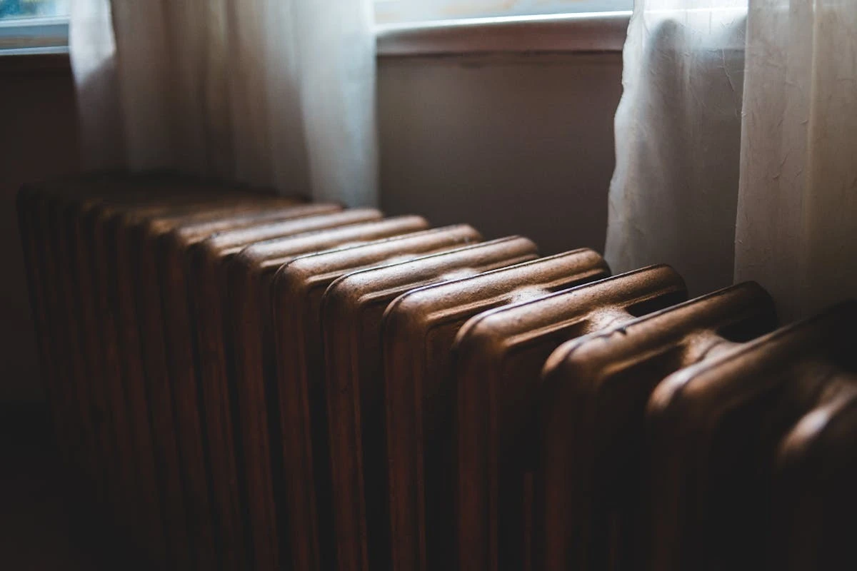 Carta da parati che non tiene vicino al termosifone? Non usare la colla standard: ecco 3 ottime alternative