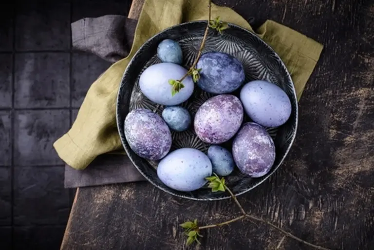 Colore viola inaspettato: come la tisana all'ibisco trasforma le uova pasquali