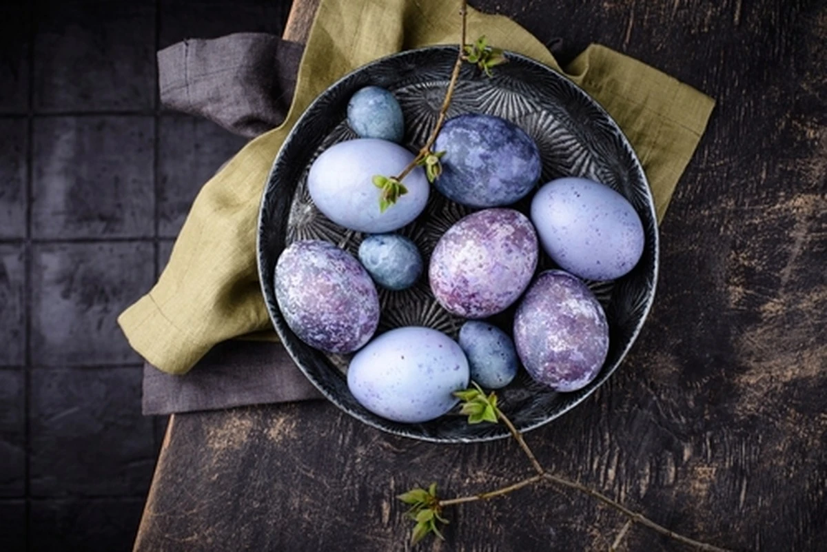 Colore viola inaspettato: come la tisana all'ibisco trasforma le uova pasquali