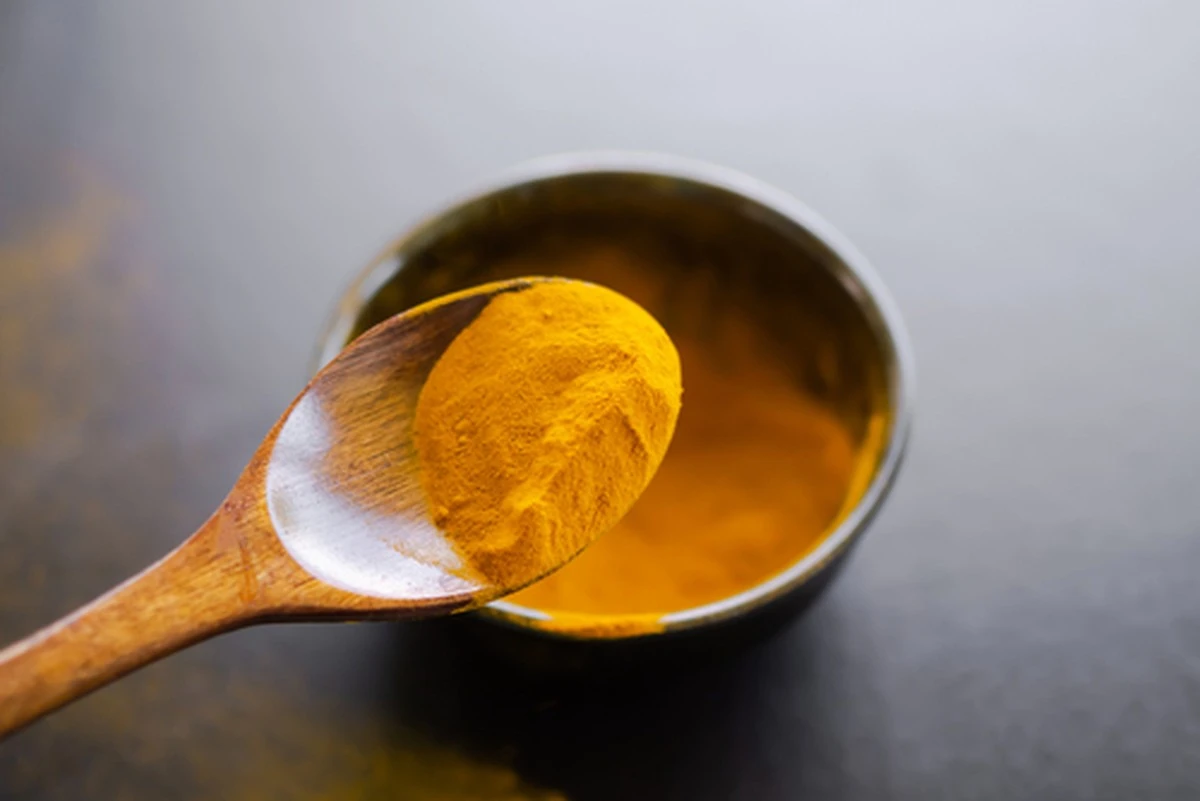 Dopo 12 mesi di acqua al curcuma ogni mattina: ecco cosa è cambiato davvero