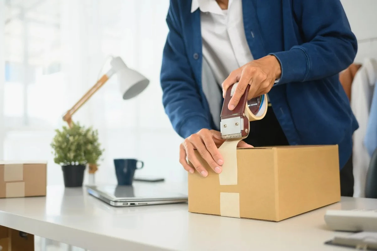 Europa dice addio alle spedizioni low-cost: in arrivo una tassa di 3 euro su ogni pacco