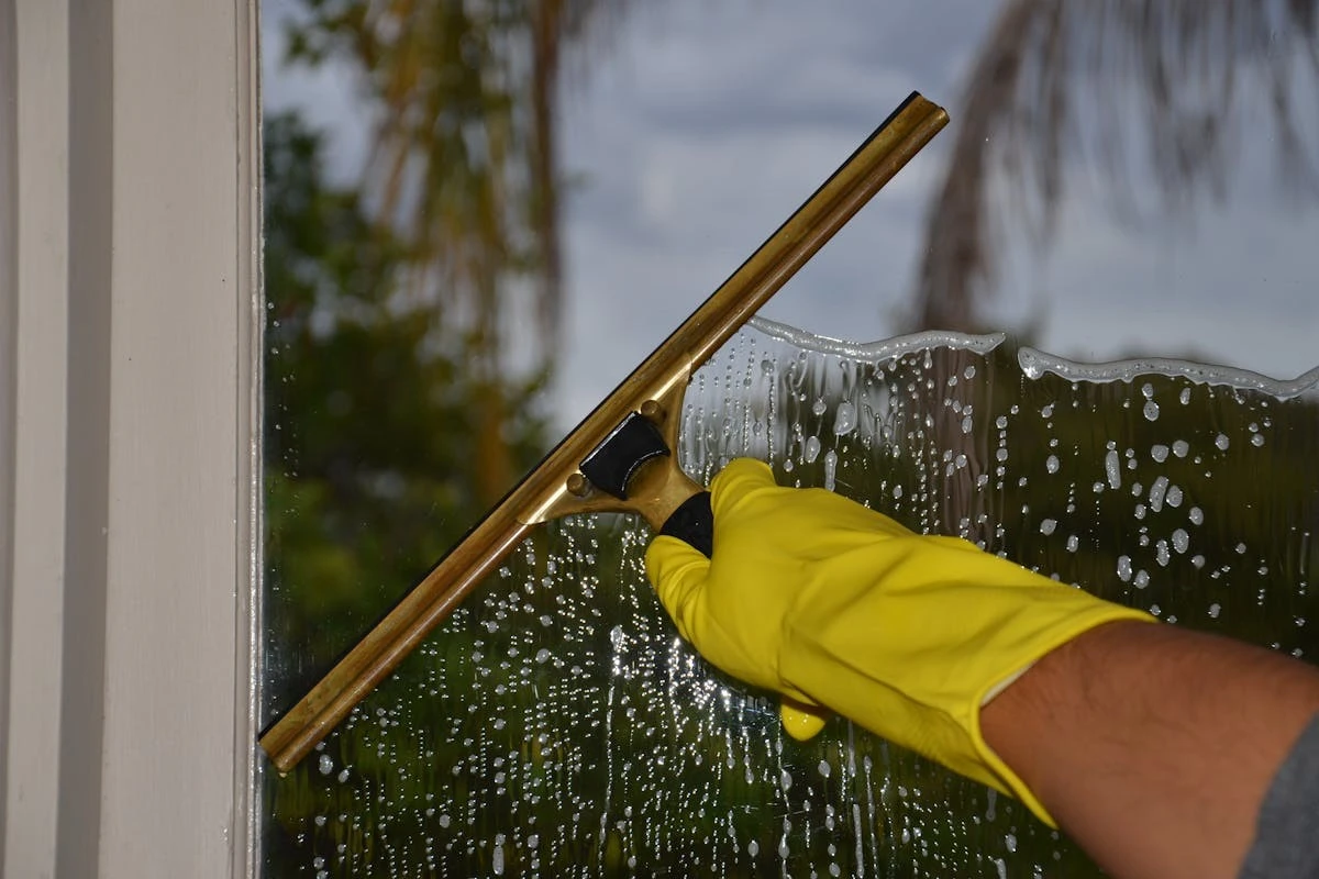 Finire con gli aloni: 6 rimedi casalinghi che i vetrai non vogliono che tu conosca