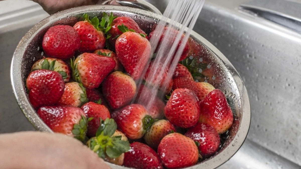 Fragole: Il segreto per pulirle quando sembrano innocue
