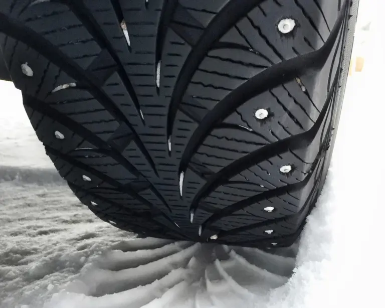 Gomme invernali chiodate: una regola ignorata può renderti illegale in strada