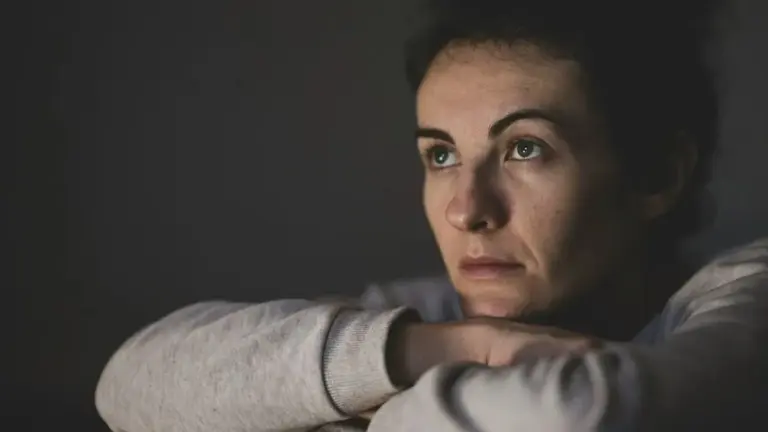 Il cervello "si spegne" anche senza dormire: la sfida nascosta dopo una notte insonne
