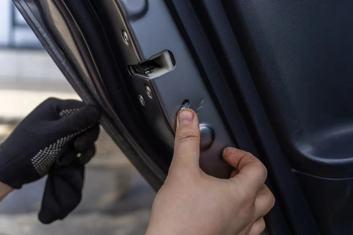 Il piccolo gancio che molti ignorano sulle portiere dell'auto: la sua funzione segreta