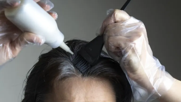 Il "Reverse Coloring": Il Trucco dei Parrucchieri per Capelli Splendenti Dopo i 60 Anni