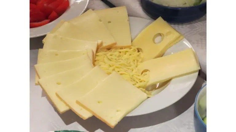 Il segreto del formaggio sempre fresco: il trucco della mela del tecnologo alimentare che cambia tutto