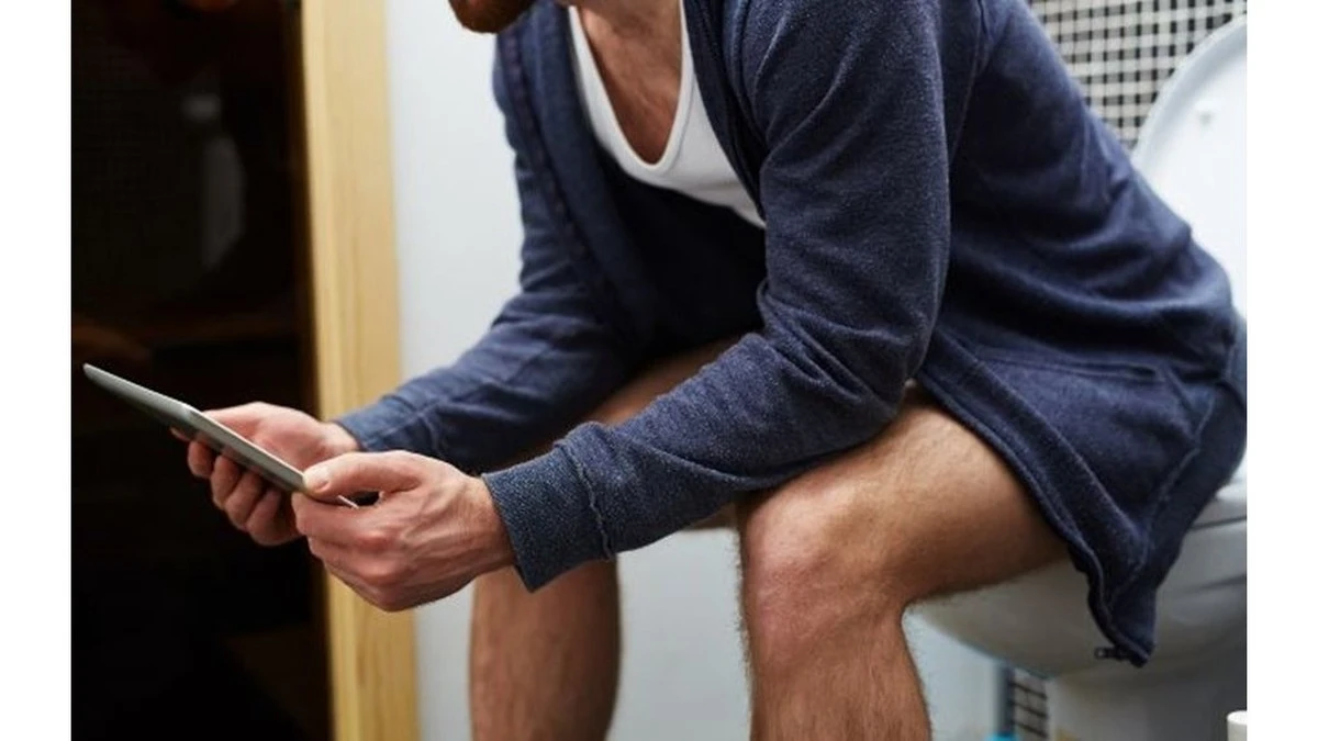 Il telefono in bagno per 10 anni: la sconvolgente verità del proctologo sul mio corpo